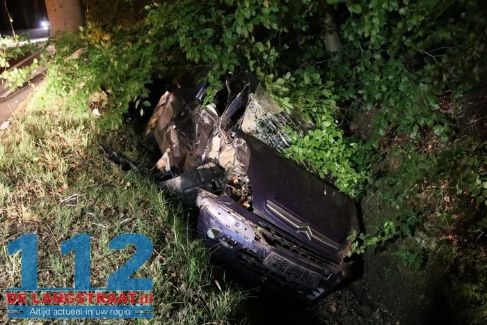 Dronken bestuurder ramt meerdere bomen Bergstraat De Moer 7 Dronken bestuurder ramt meerdere bomen Bergstraat De Moer 112 De Langstraat