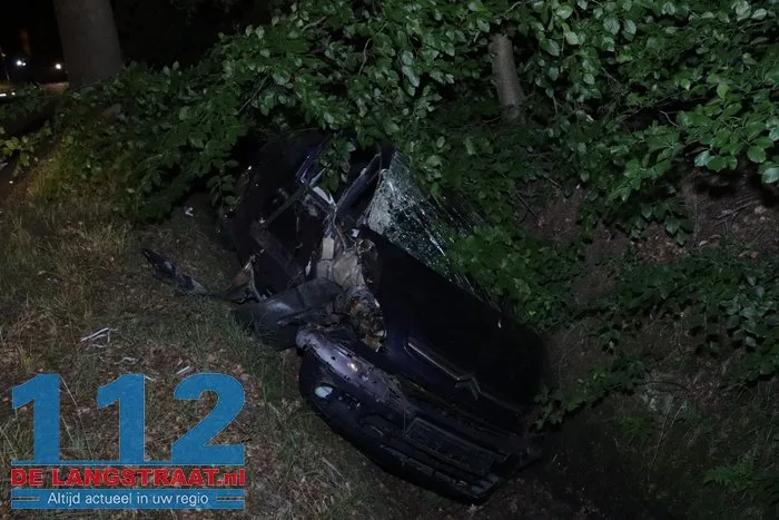 Dronken bestuurder ramt meerdere bomen Bergstraat De Moer 8 Dronken bestuurder ramt meerdere bomen Bergstraat De Moer 112 De Langstraat