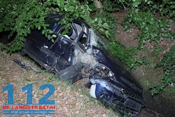 Dronken bestuurder ramt meerdere bomen Bergstraat De Moer 9 Dronken bestuurder ramt meerdere bomen Bergstraat De Moer 112 De Langstraat