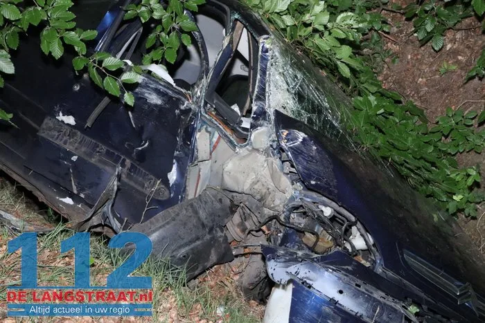 Dronken bestuurder ramt meerdere bomen Bergstraat De Moer 10 Dronken bestuurder ramt meerdere bomen Bergstraat De Moer 112 De Langstraat