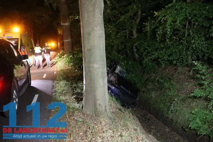 Dronken bestuurder ramt meerdere bomen Bergstraat De Moer 11 Dronken bestuurder ramt meerdere bomen Bergstraat De Moer 112 De Langstraat