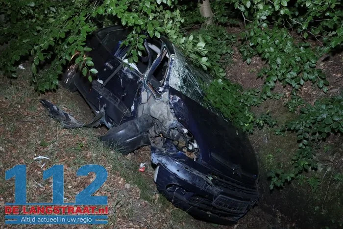 Dronken bestuurder ramt meerdere bomen Bergstraat De Moer 13 Dronken bestuurder ramt meerdere bomen Bergstraat De Moer 112 De Langstraat
