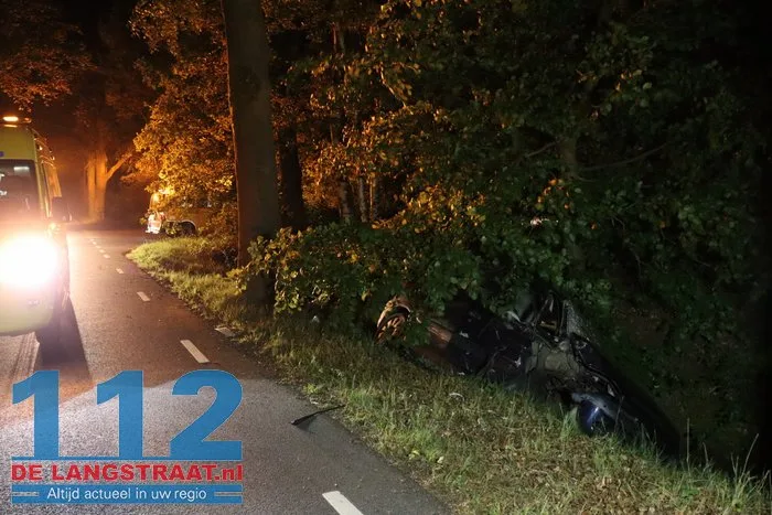Dronken bestuurder ramt meerdere bomen Bergstraat De Moer 14 Dronken bestuurder ramt meerdere bomen Bergstraat De Moer 112 De Langstraat