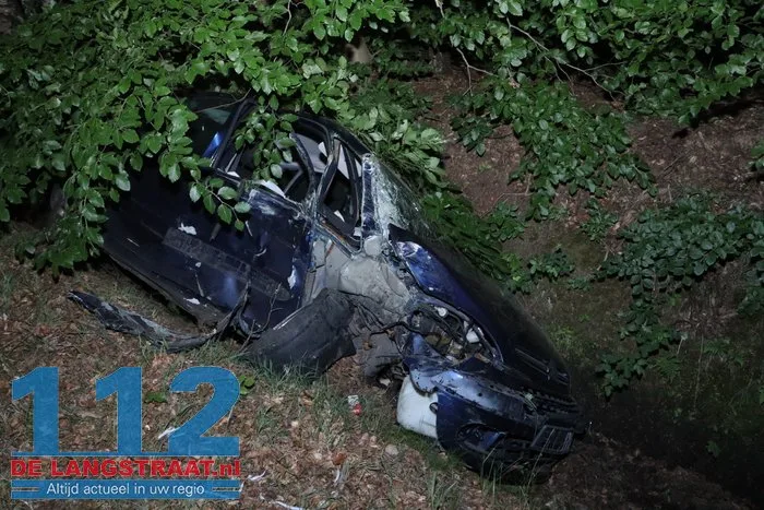 Dronken bestuurder ramt meerdere bomen Bergstraat De Moer 15 Dronken bestuurder ramt meerdere bomen Bergstraat De Moer 112 De Langstraat