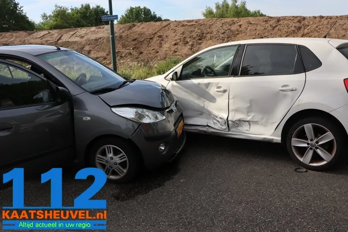 Forse schade aan twee auto’s door botsing in Kaatsheuvel 3 Forse schade aan twee auto’s door botsing in Kaatsheuvel 112 De Langstraat