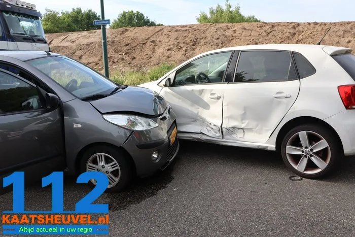 Forse schade aan twee auto’s door botsing in Kaatsheuvel 4 Forse schade aan twee auto’s door botsing in Kaatsheuvel 112 De Langstraat