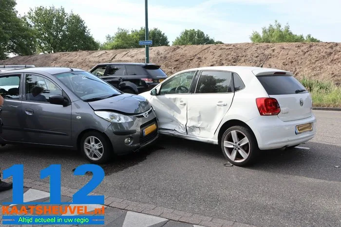 Forse schade aan twee auto’s door botsing in Kaatsheuvel 5 Forse schade aan twee auto’s door botsing in Kaatsheuvel 112 De Langstraat