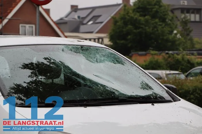 Fietsster gewond na aanrijding met auto Dongen, weg tijdelijk afgesloten 6 Fietsster gewond na aanrijding met auto Dongen, weg tijdelijk afgesloten 112 De Langstraat