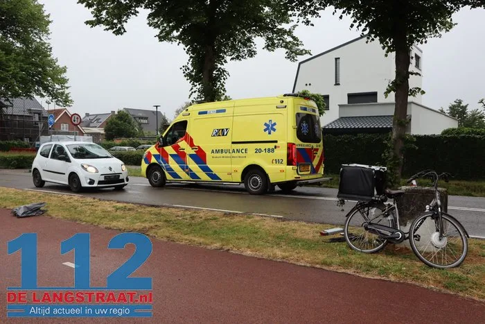 Fietsster gewond na aanrijding met auto Dongen, weg tijdelijk afgesloten 7 Fietsster gewond na aanrijding met auto Dongen, weg tijdelijk afgesloten 112 De Langstraat