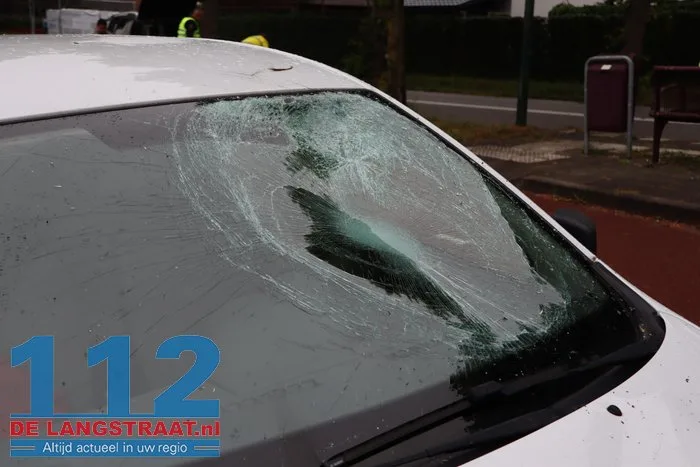 Fietsster gewond na aanrijding met auto Dongen, weg tijdelijk afgesloten 9 Fietsster gewond na aanrijding met auto Dongen, weg tijdelijk afgesloten 112 De Langstraat