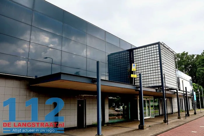 ‘Lolbroeken’ zetten verkeersbord neer op verlaten gebouw in Waalwijk 1 ‘Lolbroeken’ zetten verkeersbord neer op verlaten gebouw in Waalwijk 112 De Langstraat