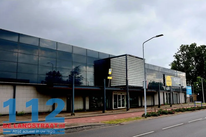 ‘Lolbroeken’ zetten verkeersbord neer op verlaten gebouw in Waalwijk 3 ‘Lolbroeken’ zetten verkeersbord neer op verlaten gebouw in Waalwijk 112 De Langstraat