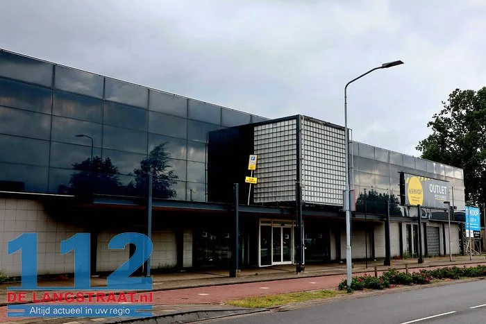 ‘Lolbroeken’ zetten verkeersbord neer op verlaten gebouw in Waalwijk 4 ‘Lolbroeken’ zetten verkeersbord neer op verlaten gebouw in Waalwijk 112 De Langstraat