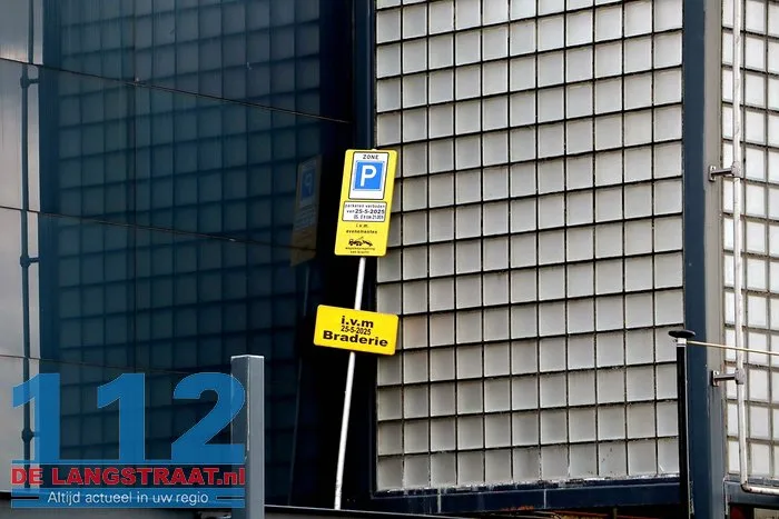 ‘Lolbroeken’ zetten verkeersbord neer op verlaten gebouw in Waalwijk 6 ‘Lolbroeken’ zetten verkeersbord neer op verlaten gebouw in Waalwijk 112 De Langstraat