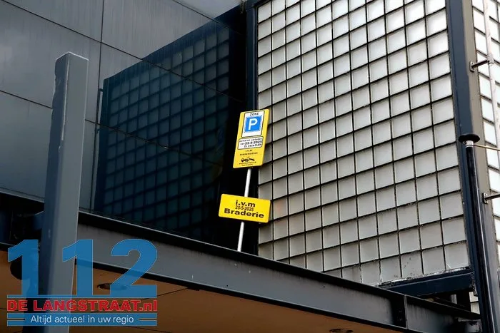 ‘Lolbroeken’ zetten verkeersbord neer op verlaten gebouw in Waalwijk 7 ‘Lolbroeken’ zetten verkeersbord neer op verlaten gebouw in Waalwijk 112 De Langstraat