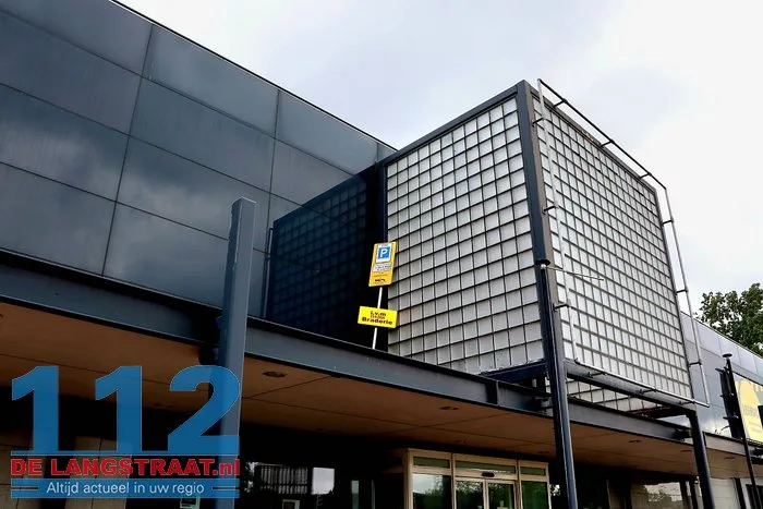 ‘Lolbroeken’ zetten verkeersbord neer op verlaten gebouw in Waalwijk 8 ‘Lolbroeken’ zetten verkeersbord neer op verlaten gebouw in Waalwijk 112 De Langstraat
