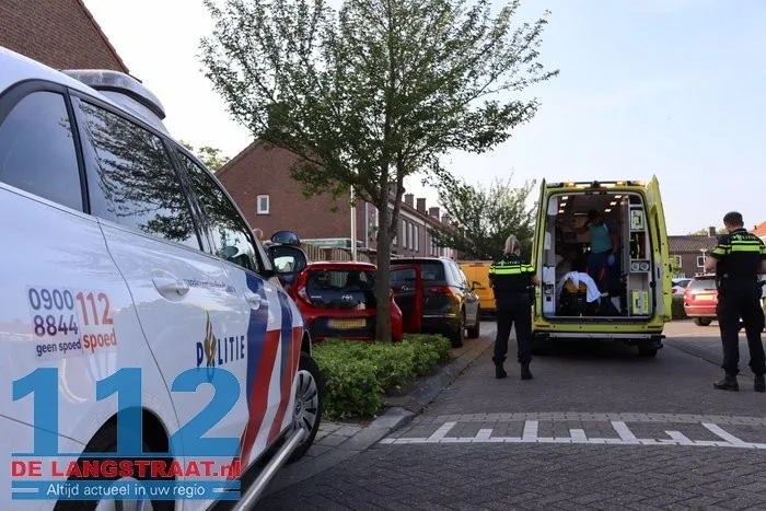 Automobiliste wordt onwel, ramt muurtje en geparkeerde auto en wordt naar het ziekenhuis gebracht 1 Automobiliste wordt onwel, ramt muurtje en geparkeerde auto en wordt naar het ziekenhuis gebracht 112 De Langstraat