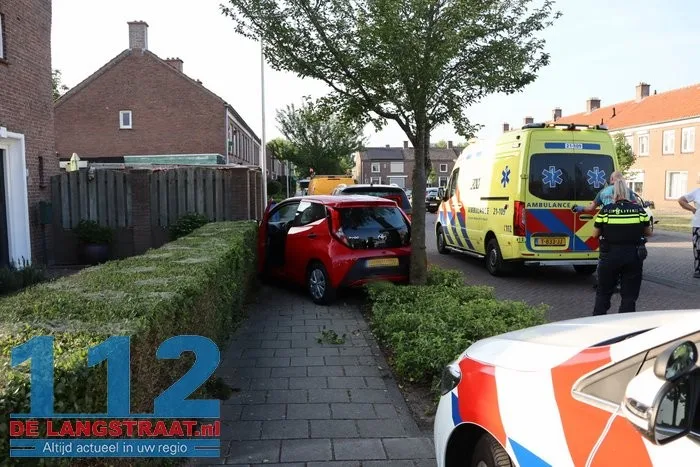 Automobiliste wordt onwel, ramt muurtje en geparkeerde auto en wordt naar het ziekenhuis gebracht 2 Automobiliste wordt onwel, ramt muurtje en geparkeerde auto en wordt naar het ziekenhuis gebracht 112 De Langstraat