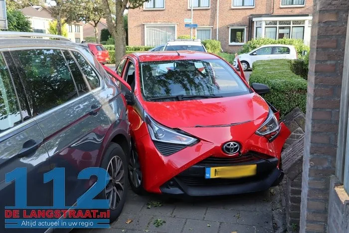 Automobiliste wordt onwel, ramt muurtje en geparkeerde auto en wordt naar het ziekenhuis gebracht 3 Automobiliste wordt onwel, ramt muurtje en geparkeerde auto en wordt naar het ziekenhuis gebracht 112 De Langstraat
