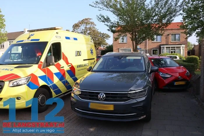 Automobiliste wordt onwel, ramt muurtje en geparkeerde auto en wordt naar het ziekenhuis gebracht 4 Automobiliste wordt onwel, ramt muurtje en geparkeerde auto en wordt naar het ziekenhuis gebracht 112 De Langstraat