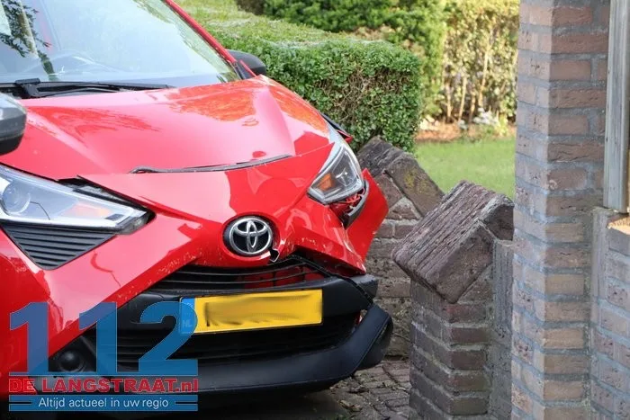 Automobiliste wordt onwel, ramt muurtje en geparkeerde auto en wordt naar het ziekenhuis gebracht 5 Automobiliste wordt onwel, ramt muurtje en geparkeerde auto en wordt naar het ziekenhuis gebracht 112 De Langstraat