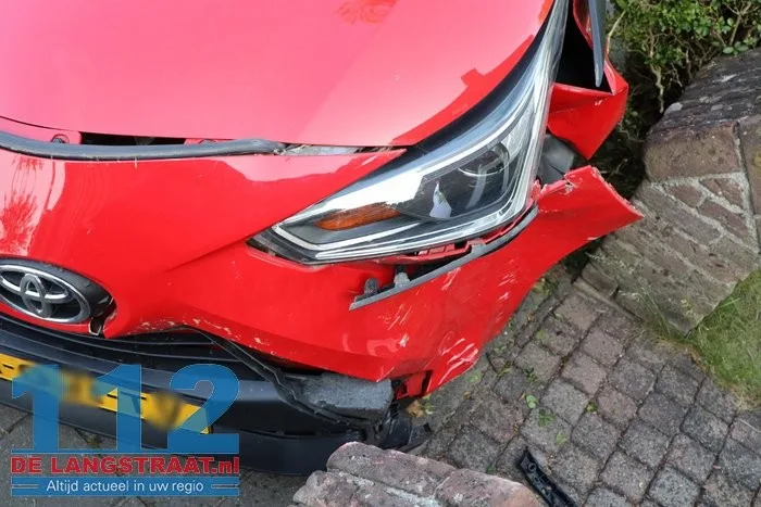 Automobiliste wordt onwel, ramt muurtje en geparkeerde auto en wordt naar het ziekenhuis gebracht 6 Automobiliste wordt onwel, ramt muurtje en geparkeerde auto en wordt naar het ziekenhuis gebracht 112 De Langstraat
