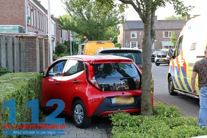 Automobiliste wordt onwel, ramt muurtje en geparkeerde auto en wordt naar het ziekenhuis gebracht 7 Automobiliste wordt onwel, ramt muurtje en geparkeerde auto en wordt naar het ziekenhuis gebracht 112 De Langstraat