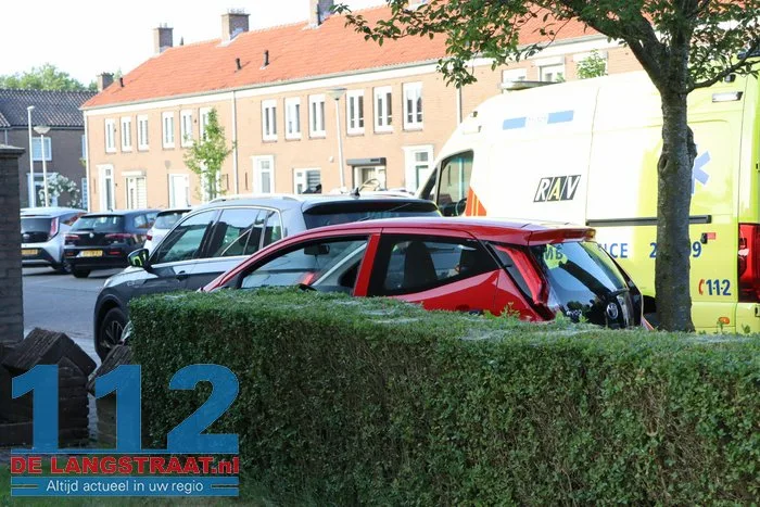 Automobiliste wordt onwel, ramt muurtje en geparkeerde auto en wordt naar het ziekenhuis gebracht 8 Automobiliste wordt onwel, ramt muurtje en geparkeerde auto en wordt naar het ziekenhuis gebracht 112 De Langstraat