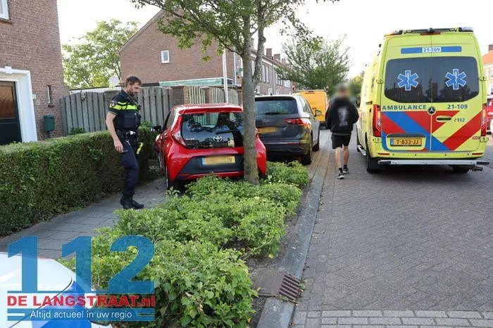Automobiliste wordt onwel, ramt muurtje en geparkeerde auto en wordt naar het ziekenhuis gebracht 9 Automobiliste wordt onwel, ramt muurtje en geparkeerde auto en wordt naar het ziekenhuis gebracht 112 De Langstraat