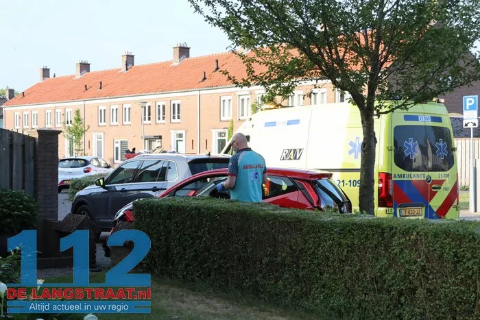 Automobiliste wordt onwel, ramt muurtje en geparkeerde auto en wordt naar het ziekenhuis gebracht 10 Automobiliste wordt onwel, ramt muurtje en geparkeerde auto en wordt naar het ziekenhuis gebracht 112 De Langstraat