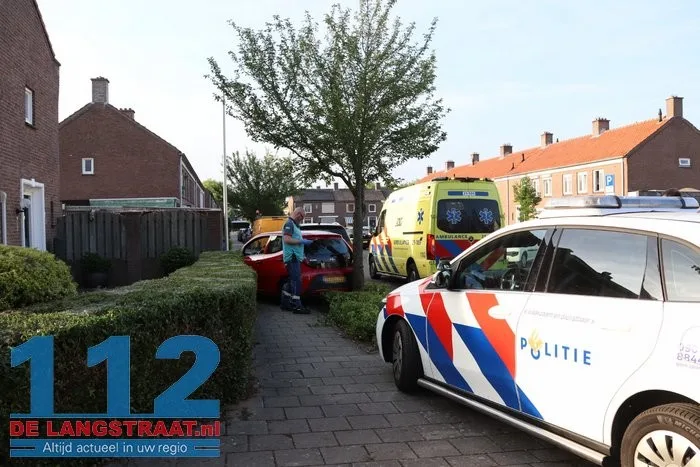 Automobiliste wordt onwel, ramt muurtje en geparkeerde auto en wordt naar het ziekenhuis gebracht 11 Automobiliste wordt onwel, ramt muurtje en geparkeerde auto en wordt naar het ziekenhuis gebracht 112 De Langstraat
