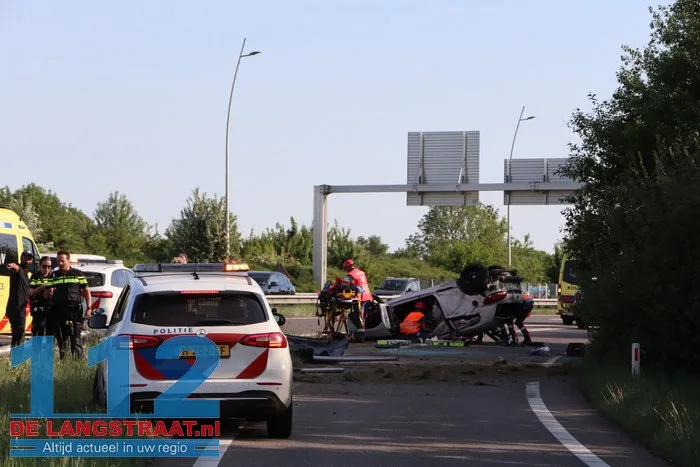Auto rijdt lantaarnpalen uit de grond en vliegt over de kop 1 Auto rijdt lantaarnpalen uit de grond en vliegt over de kop 112 De Langstraat