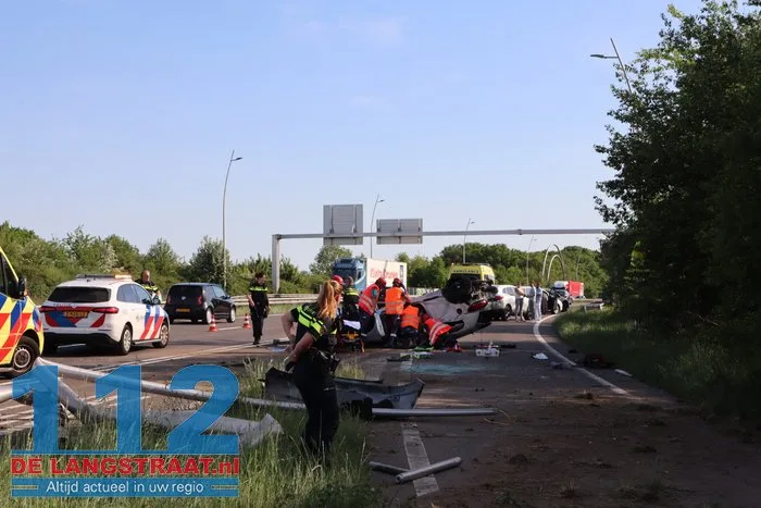 Auto rijdt lantaarnpalen uit de grond en vliegt over de kop 2 Auto rijdt lantaarnpalen uit de grond en vliegt over de kop 112 De Langstraat