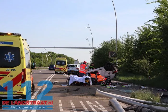 Auto rijdt lantaarnpalen uit de grond en vliegt over de kop 3 Auto rijdt lantaarnpalen uit de grond en vliegt over de kop 112 De Langstraat