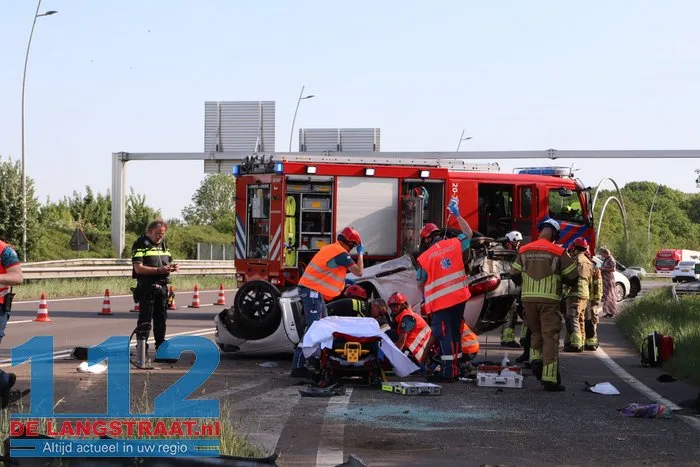 Auto rijdt lantaarnpalen uit de grond en vliegt over de kop 4 Auto rijdt lantaarnpalen uit de grond en vliegt over de kop 112 De Langstraat