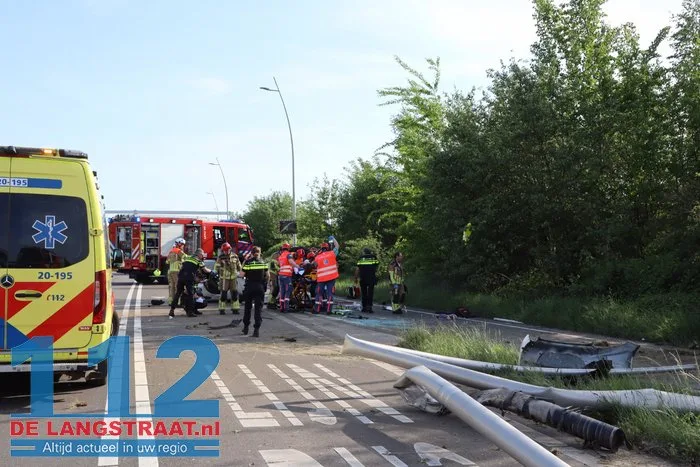 Auto rijdt lantaarnpalen uit de grond en vliegt over de kop 7 Auto rijdt lantaarnpalen uit de grond en vliegt over de kop 112 De Langstraat