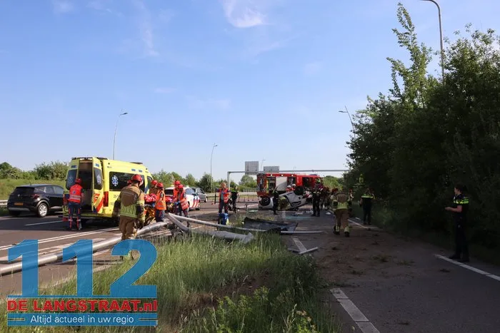 Auto rijdt lantaarnpalen uit de grond en vliegt over de kop 8 Auto rijdt lantaarnpalen uit de grond en vliegt over de kop 112 De Langstraat