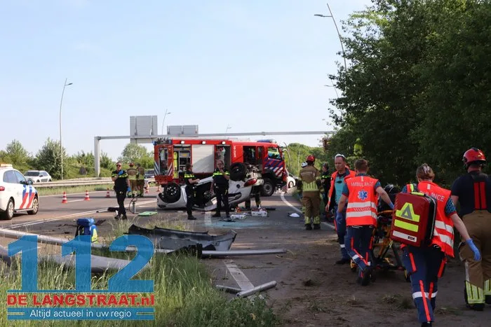 Auto rijdt lantaarnpalen uit de grond en vliegt over de kop 9 Auto rijdt lantaarnpalen uit de grond en vliegt over de kop 112 De Langstraat