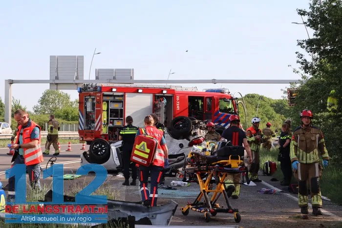 Auto rijdt lantaarnpalen uit de grond en vliegt over de kop 10 Auto rijdt lantaarnpalen uit de grond en vliegt over de kop 112 De Langstraat