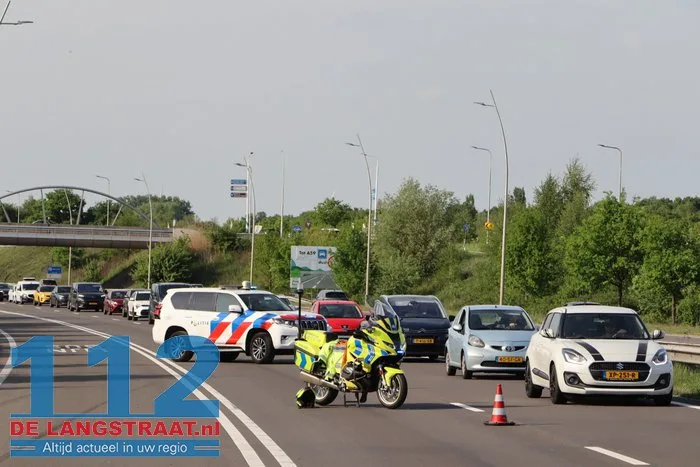 Auto rijdt lantaarnpalen uit de grond en vliegt over de kop 11 Auto rijdt lantaarnpalen uit de grond en vliegt over de kop 112 De Langstraat