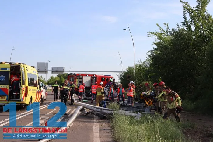 Auto rijdt lantaarnpalen uit de grond en vliegt over de kop 12 Auto rijdt lantaarnpalen uit de grond en vliegt over de kop 112 De Langstraat