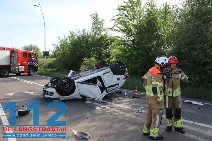 Auto rijdt lantaarnpalen uit de grond en vliegt over de kop 14 Auto rijdt lantaarnpalen uit de grond en vliegt over de kop 112 De Langstraat