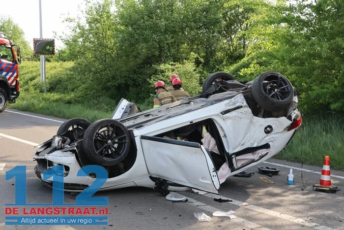 Auto rijdt lantaarnpalen uit de grond en vliegt over de kop 15 Auto rijdt lantaarnpalen uit de grond en vliegt over de kop 112 De Langstraat