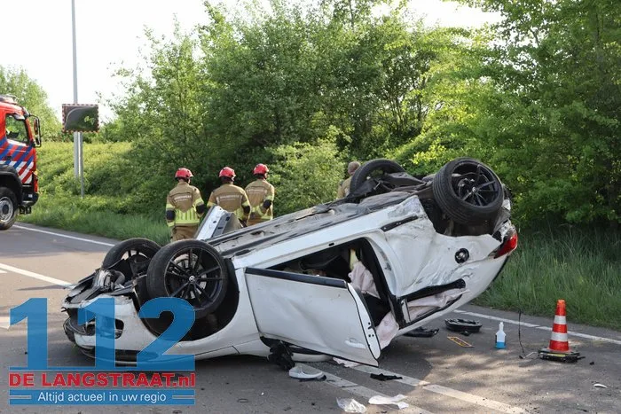 Auto rijdt lantaarnpalen uit de grond en vliegt over de kop 16 Auto rijdt lantaarnpalen uit de grond en vliegt over de kop 112 De Langstraat