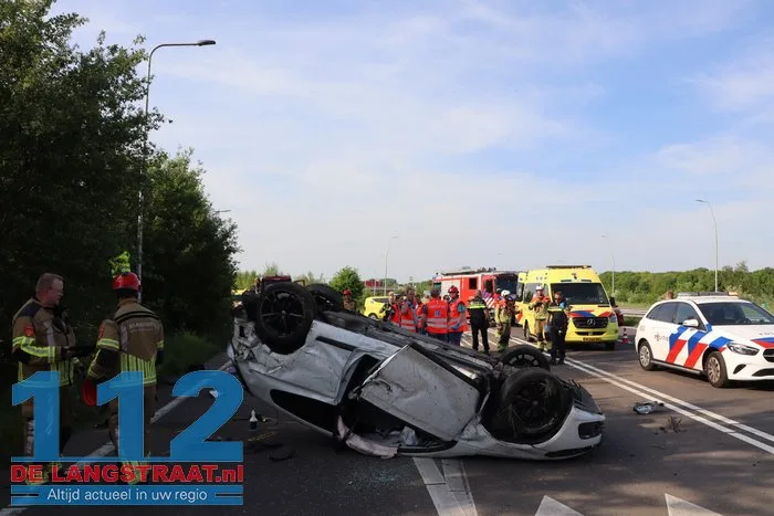 Auto rijdt lantaarnpalen uit de grond en vliegt over de kop 17 Auto rijdt lantaarnpalen uit de grond en vliegt over de kop 112 De Langstraat