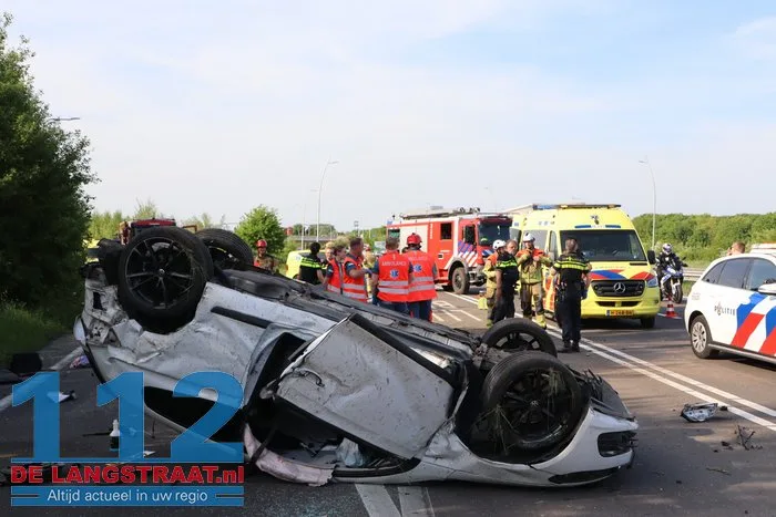 Auto rijdt lantaarnpalen uit de grond en vliegt over de kop 18 Auto rijdt lantaarnpalen uit de grond en vliegt over de kop 112 De Langstraat