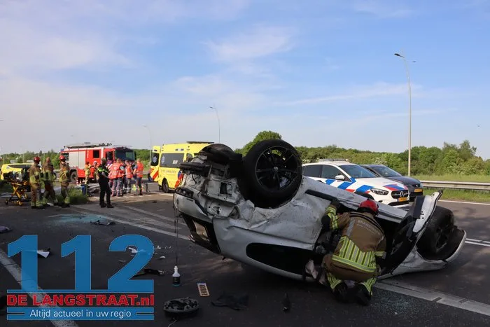 Auto rijdt lantaarnpalen uit de grond en vliegt over de kop 19 Auto rijdt lantaarnpalen uit de grond en vliegt over de kop 112 De Langstraat