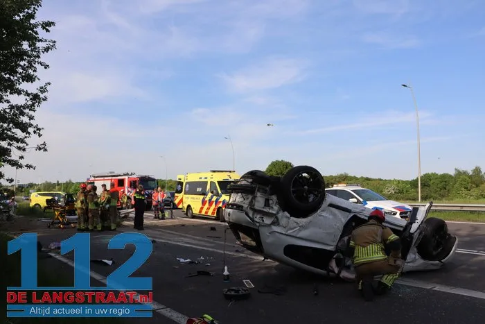 Auto rijdt lantaarnpalen uit de grond en vliegt over de kop 21 Auto rijdt lantaarnpalen uit de grond en vliegt over de kop 112 De Langstraat