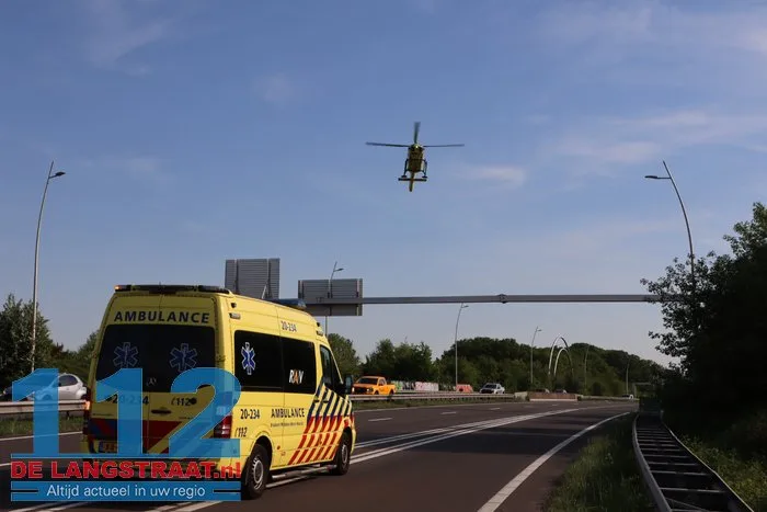 Auto rijdt lantaarnpalen uit de grond en vliegt over de kop 22 Auto rijdt lantaarnpalen uit de grond en vliegt over de kop 112 De Langstraat