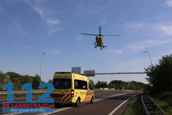 Auto rijdt lantaarnpalen uit de grond en vliegt over de kop 23 Auto rijdt lantaarnpalen uit de grond en vliegt over de kop 112 De Langstraat